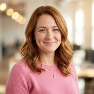 Emily Watson, chargée de la relation client au sein de Essor Invexaro